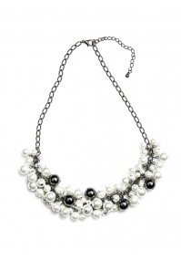 Necklace with silver pearls