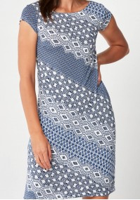 Fitted dress with geometrical patterns.