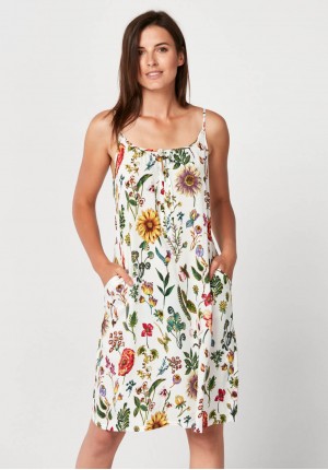 Summer dress with straps and pockets