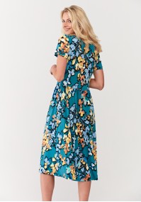 Niebieska sukienka w kwiatowy wzór