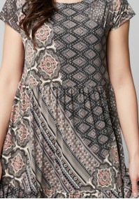 Szara trapezowa sukienka w geometryczne wzory