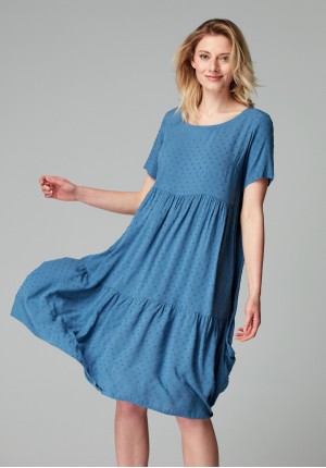 Luźna, niebieska sukienka