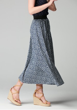 Skirt with white flowers