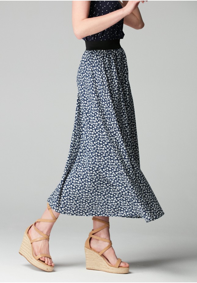 Skirt with white flowers