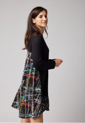 Trapezowa sukienka z geometrcznym wzorem na plecach