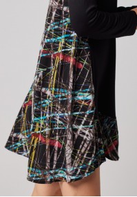Trapezoidal dress with geometric pattern on the back