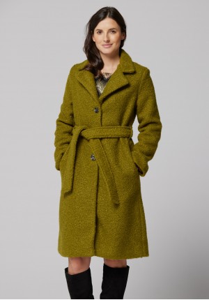 Zielony wiązany płaszcz