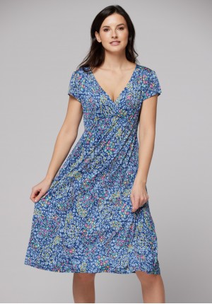 Niebieska sukienka z kopertowym dekoltem