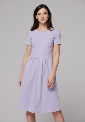 Elegancka jasnofioletowa sukienka