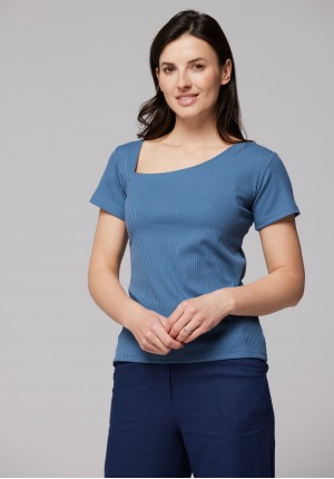Niebieska prosta bluzka z asymetrycznym dekoltem