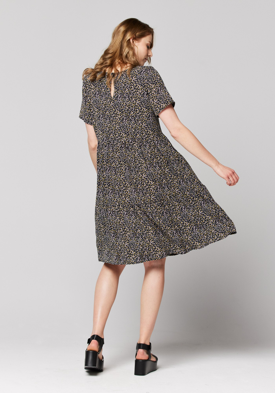 Luźna czarna sukienka w łączkę 1704