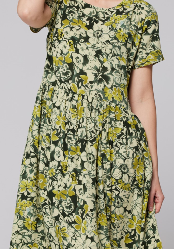 Oliwkowa sukienka z trzech falban 1074