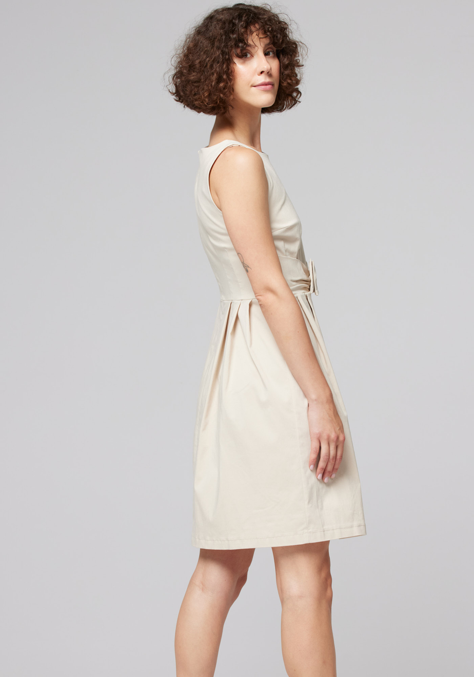 Jasna elegancka sukienka z kokardą 1746