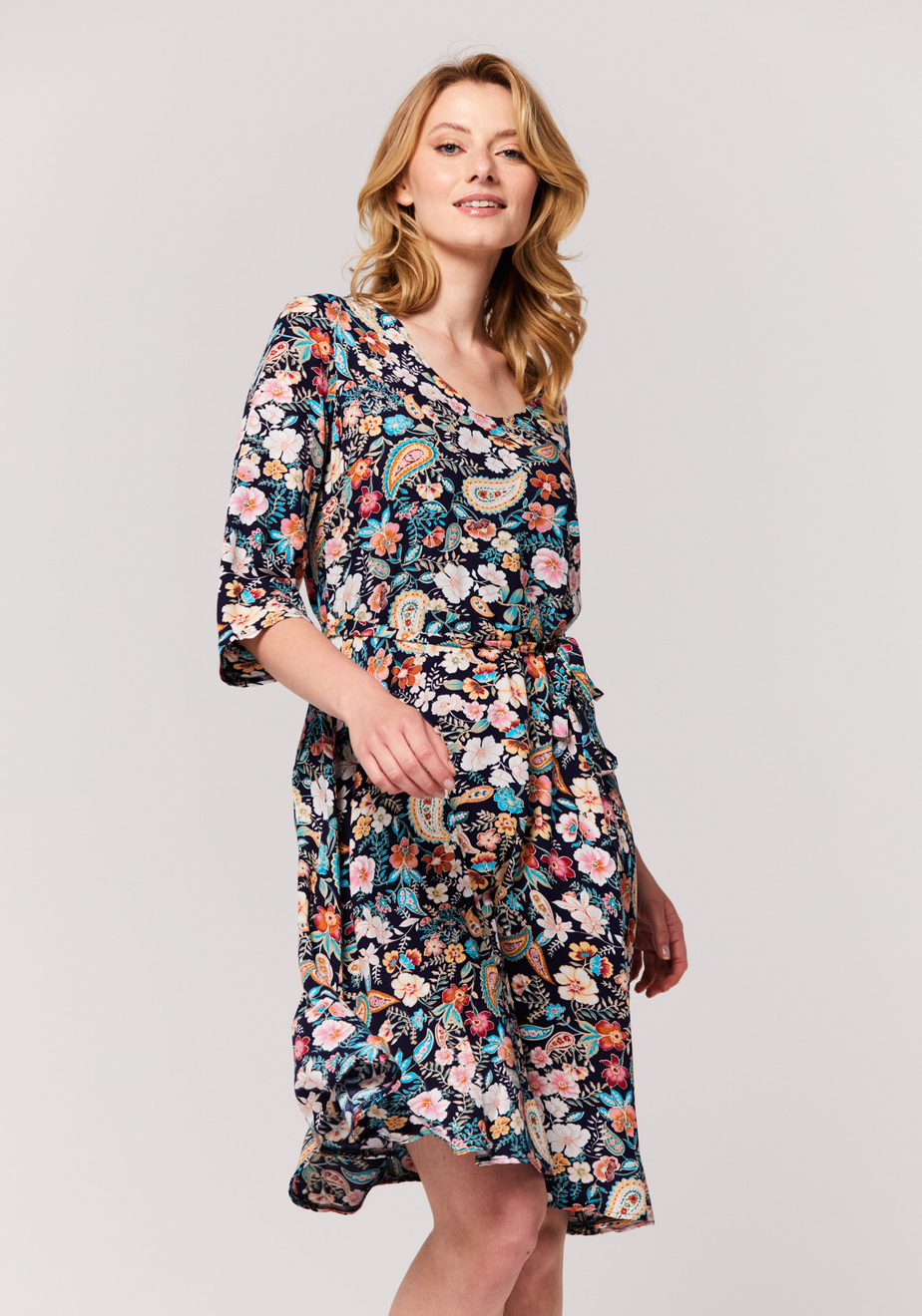 Rozkloszowana sukienka w kolorowe kwiaty 1045