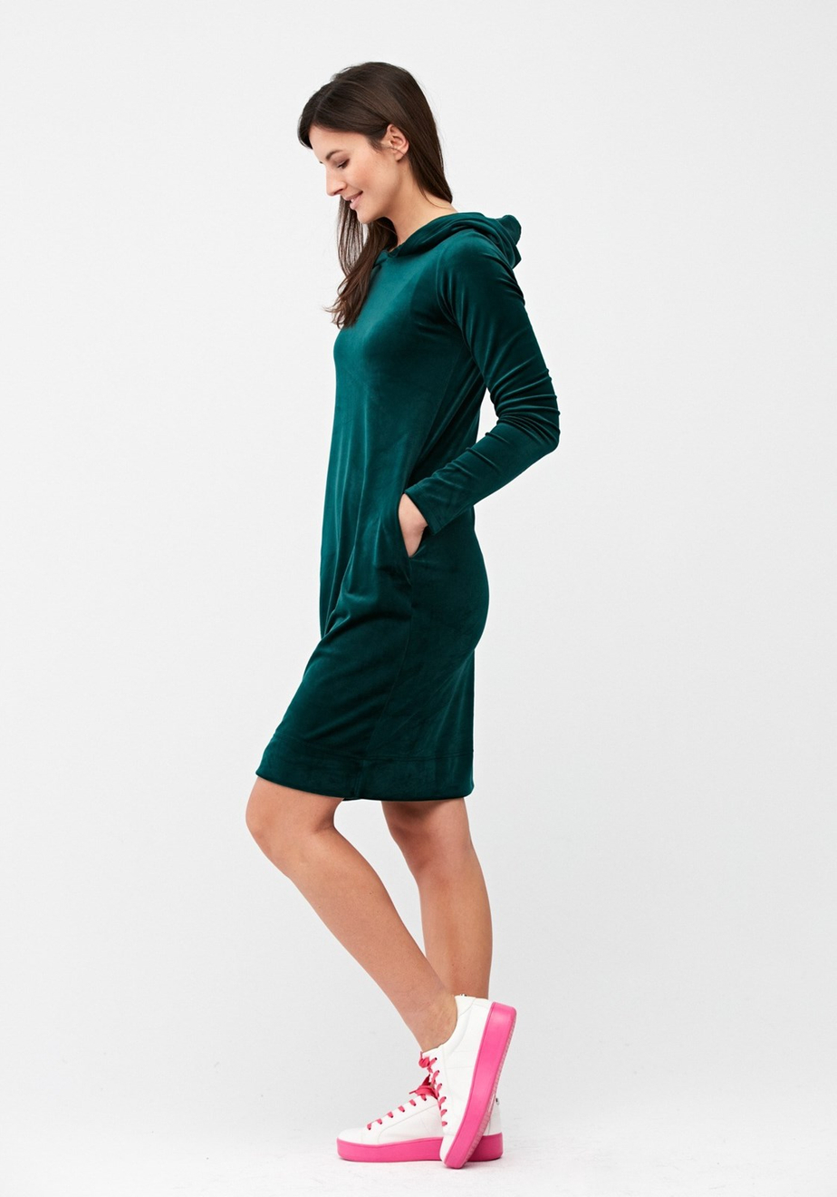 Welurowa sukienka z kapturem 1883