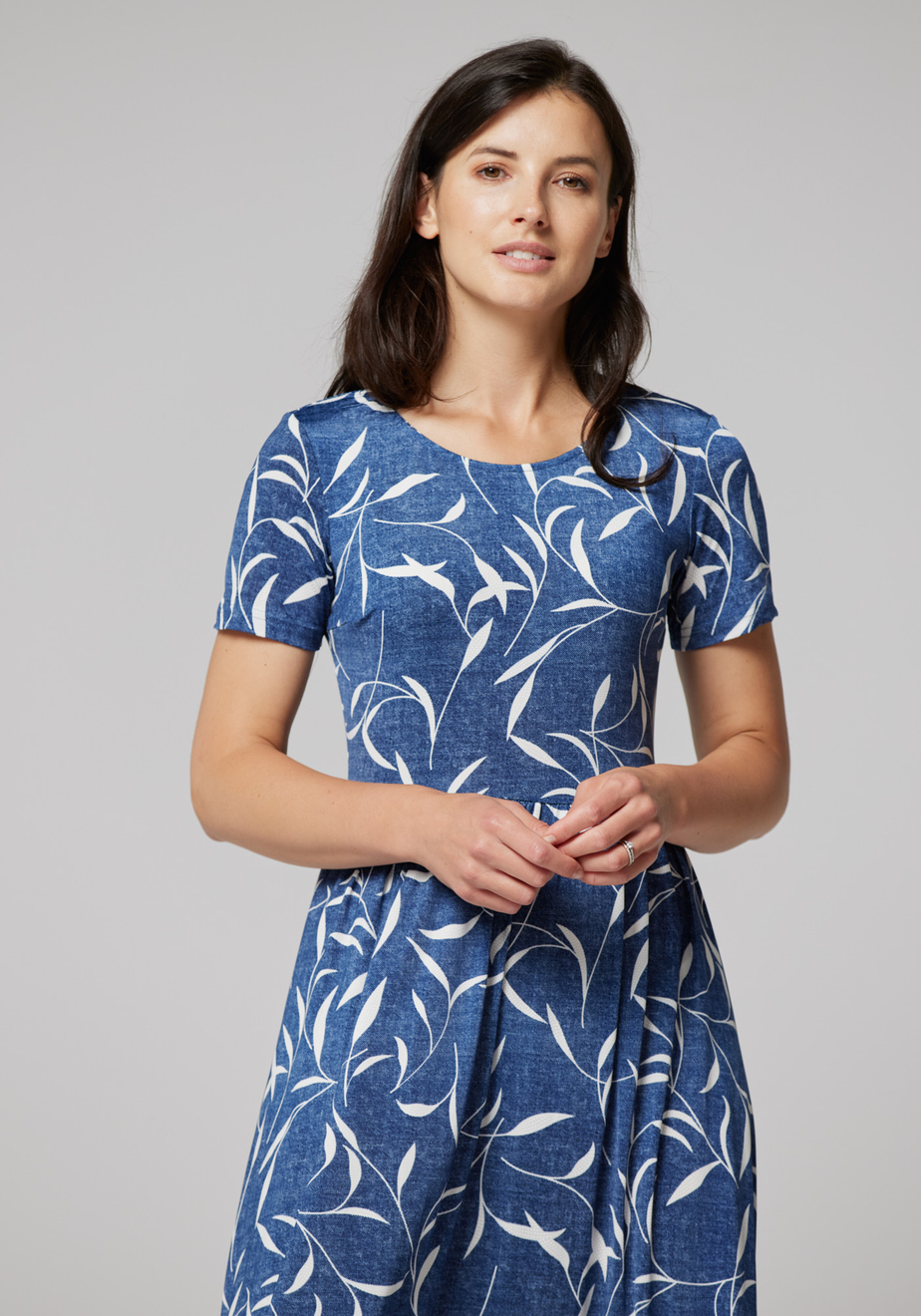 Niebieska sukienka w białe liście 1418