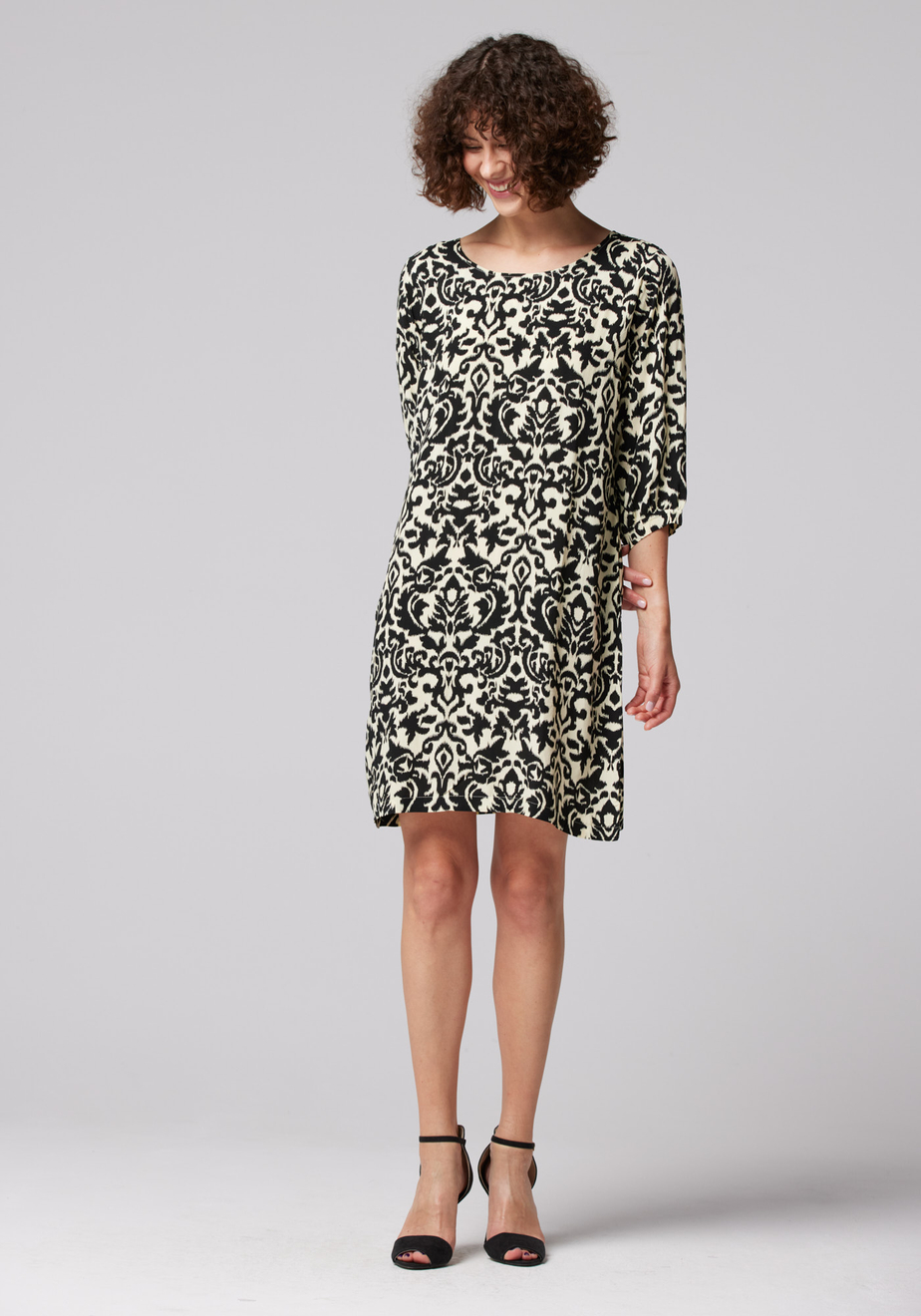 Prosta sukienka w czarne ornamenty 1116