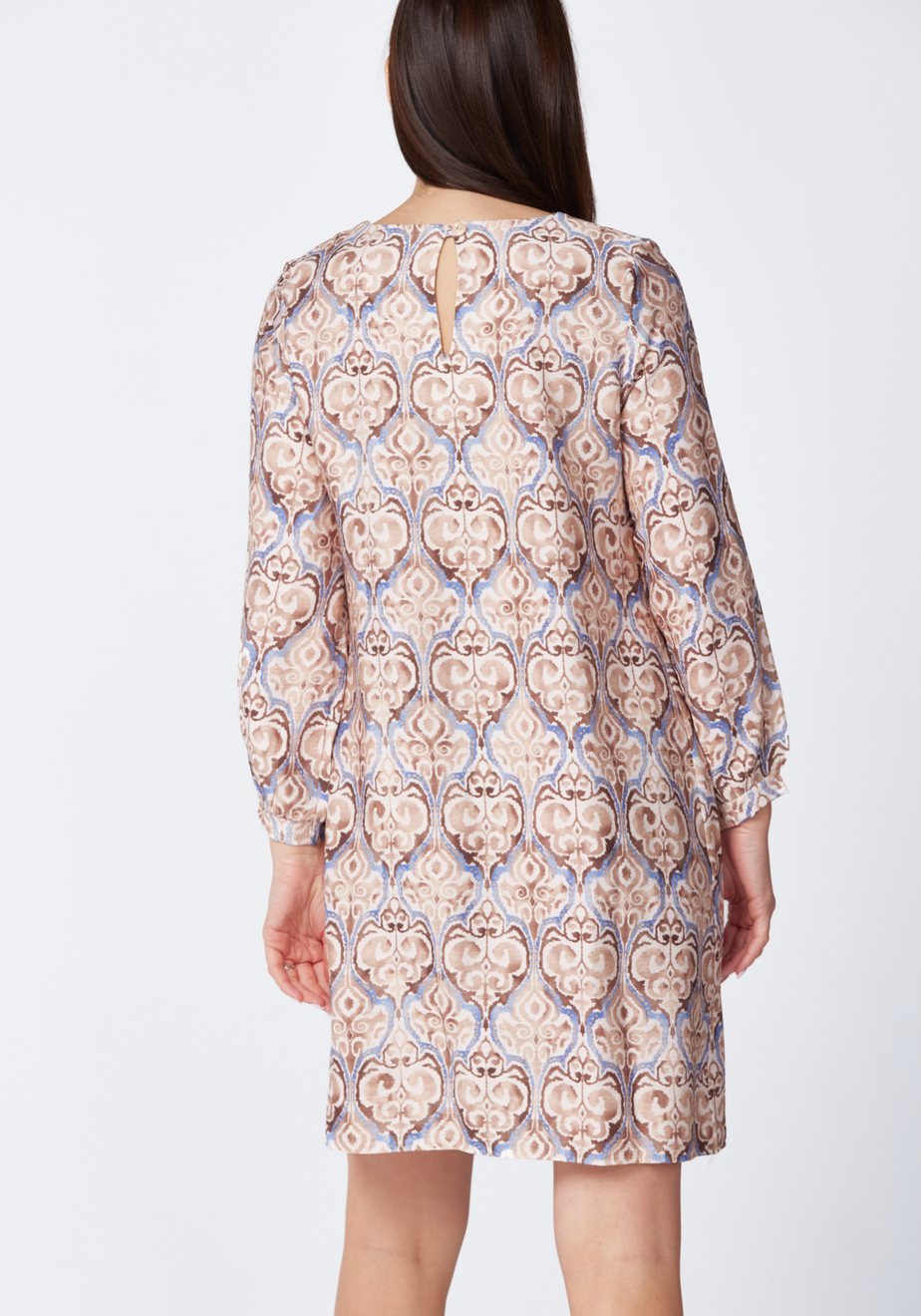 Jasna sukienka w pastelowe ornamenty 1614