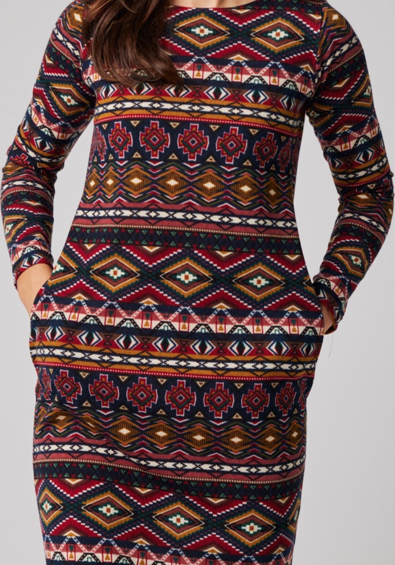 Dzianinowa sukienka w kolorowe wzory 1822