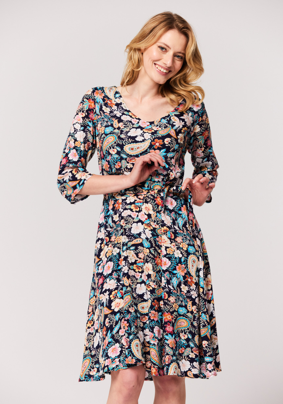 Rozkloszowana sukienka w kolorowe kwiaty 1045