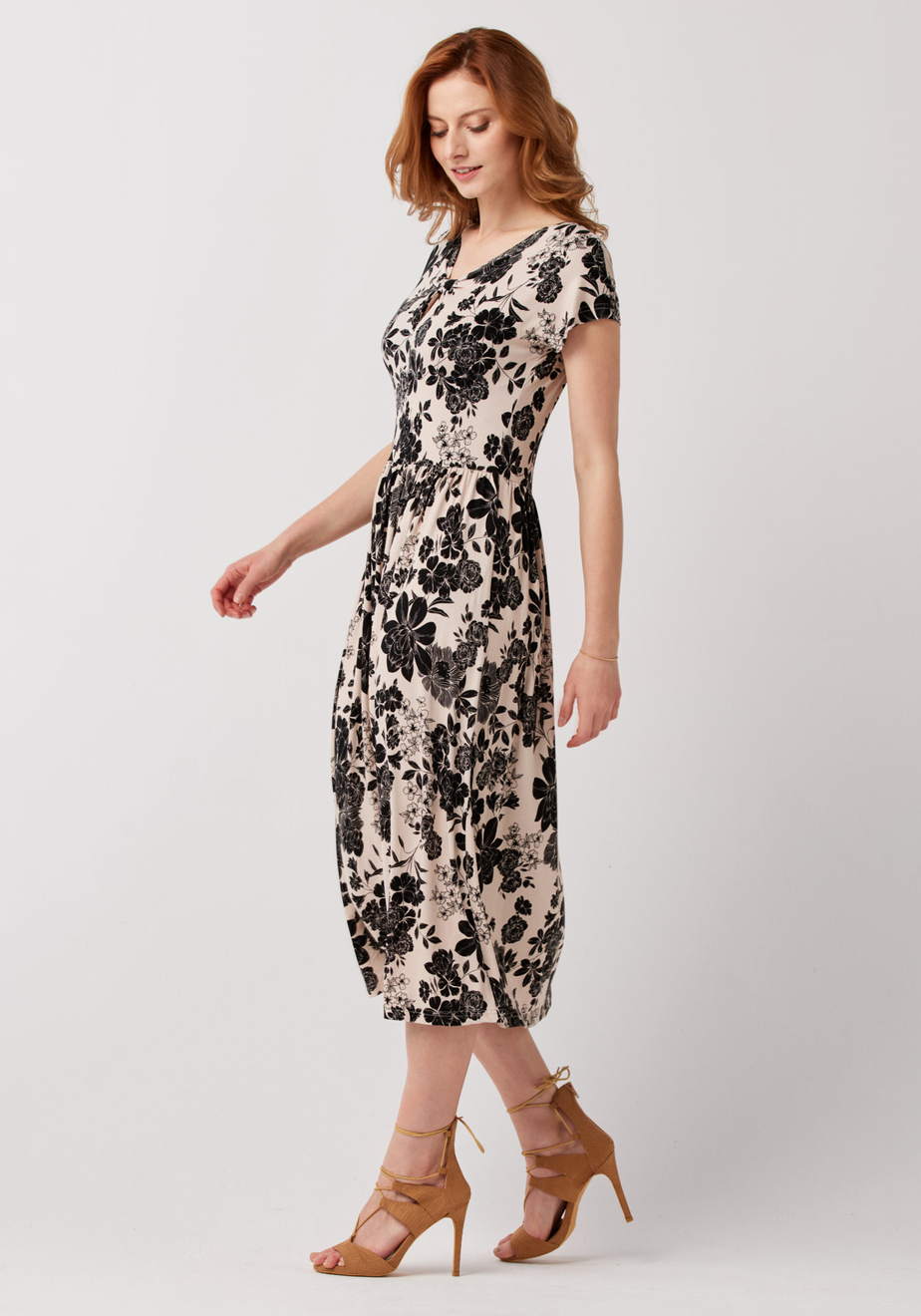 Midi sukienka w czarne kwiaty 1297