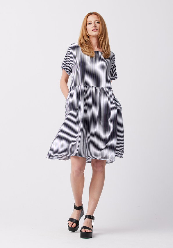 Bardzo luźna sukienka w paski 1220