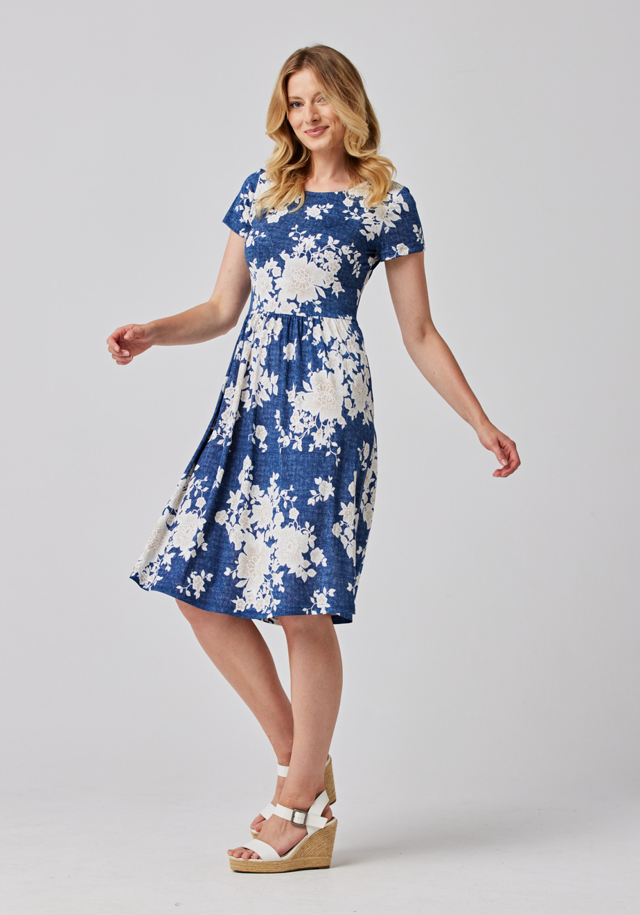 Odcinana sukienka w białe kwiaty 1255