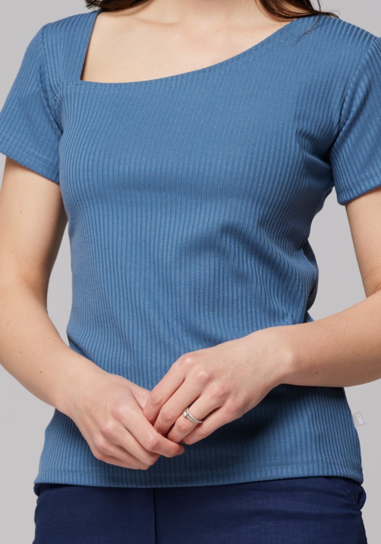 Niebieska prosta bluzka z asymetrycznym dekoltem 3076