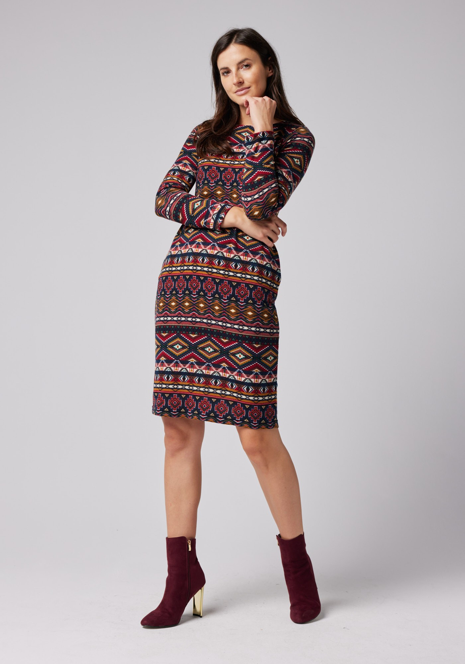Dzianinowa sukienka w kolorowe wzory 1822