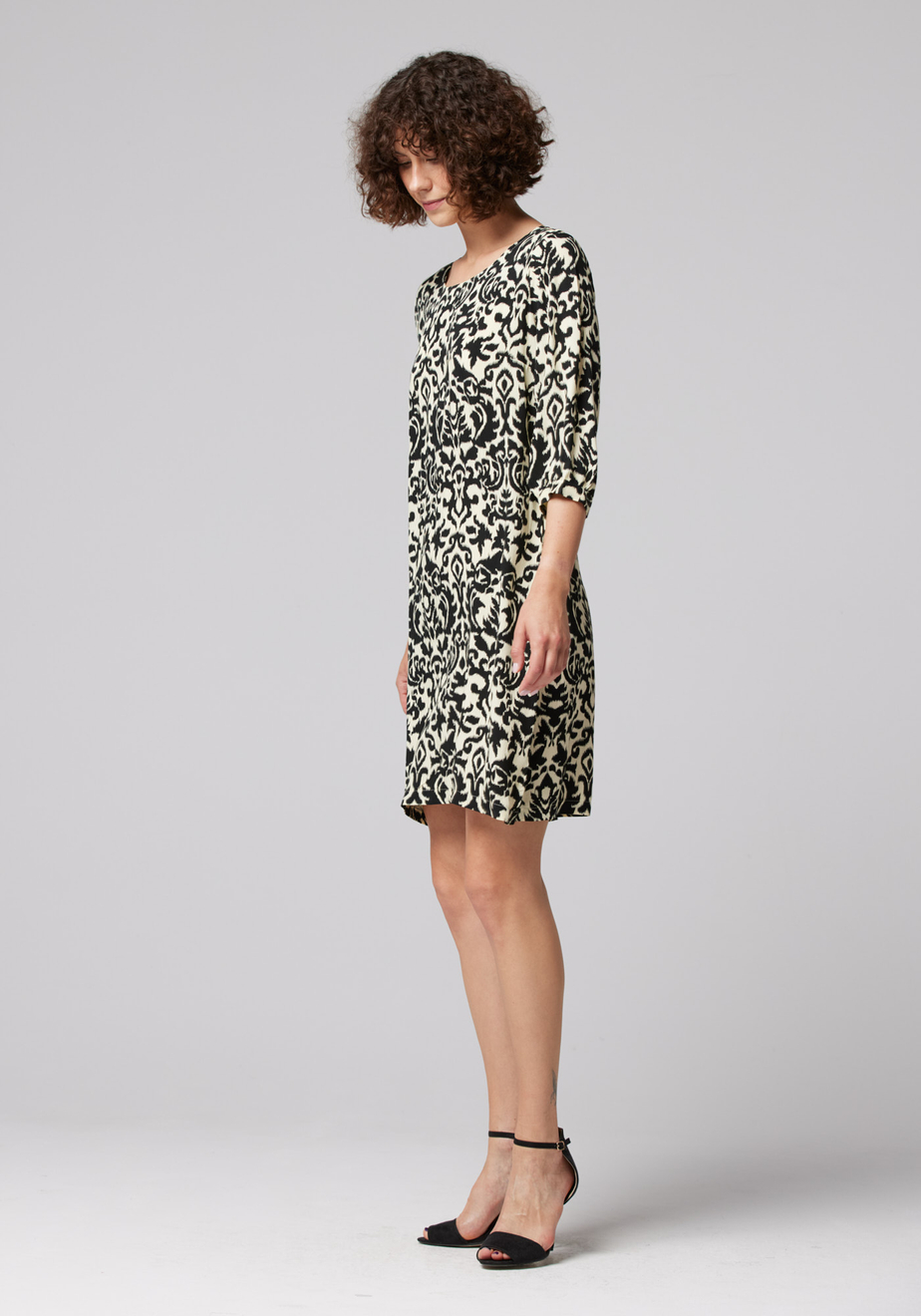 Prosta sukienka w czarne ornamenty 1116