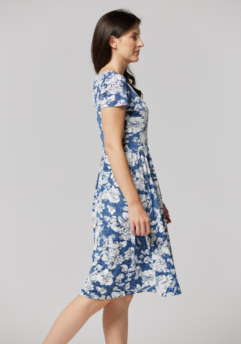 Odcinana sukienka w białe kwiaty 1256