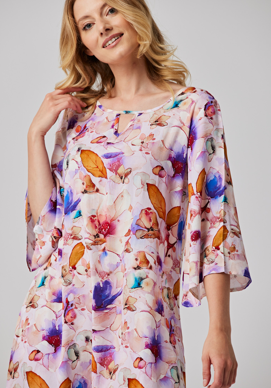 Prosta cienka sukienka w fioletowe kwiaty 1040