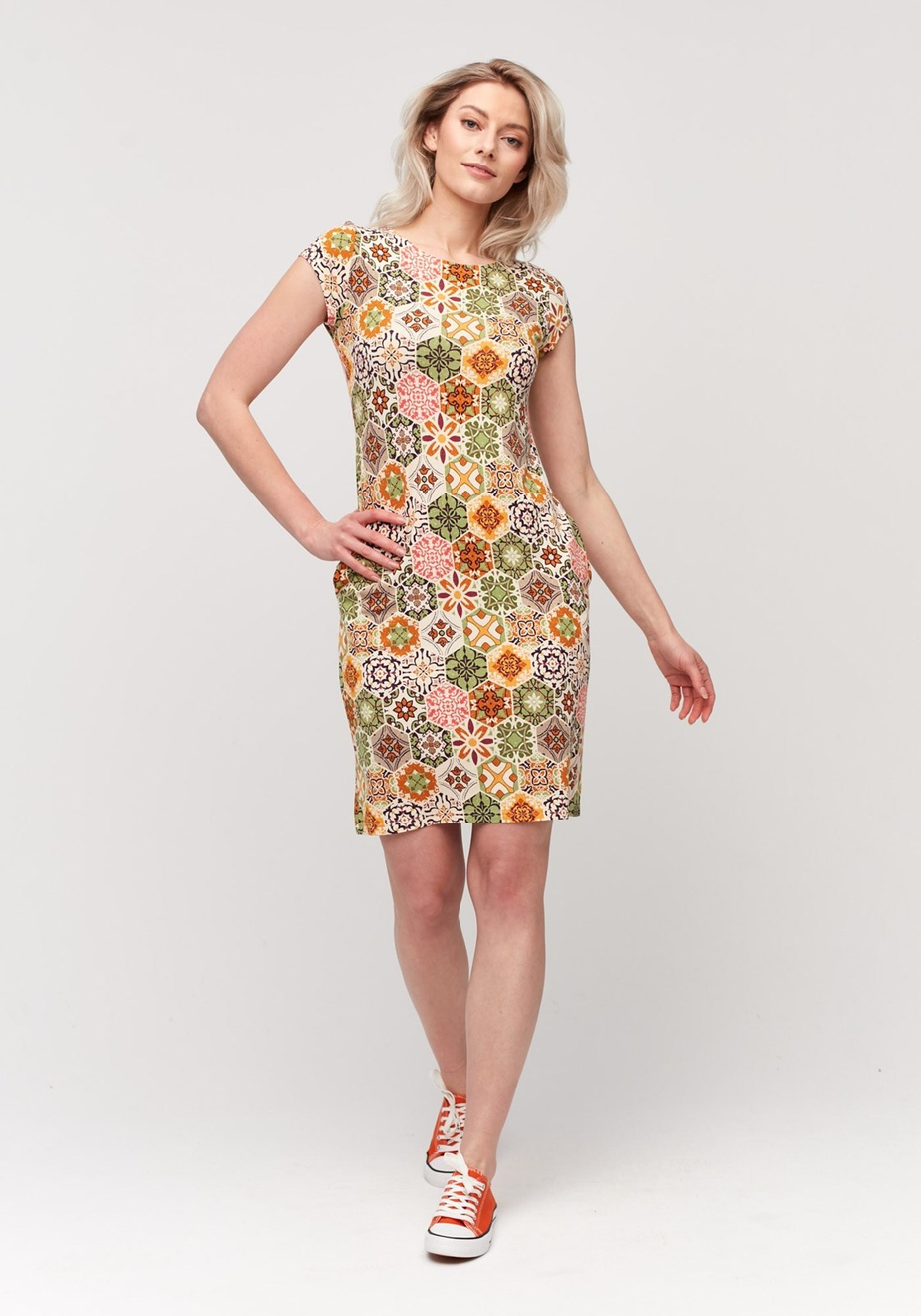 Dopasowana sukienka w kolorowy wzór 1585
