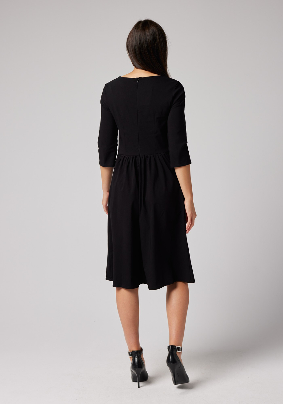 Elegancka czarna odcinana sukienka 1771