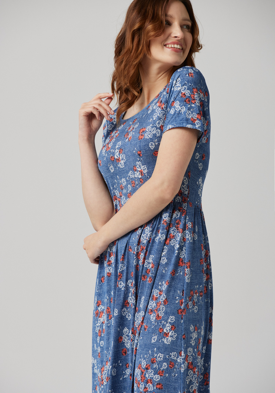 Długa niebieska sukienka w czerwone kwiatki 1549