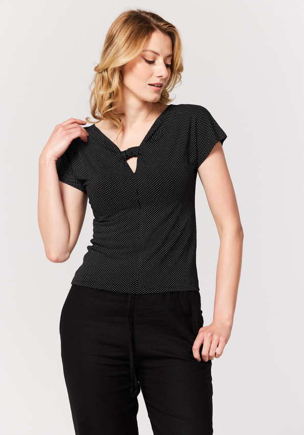 Dopasowana czarna bluzka w kropeczki 3082