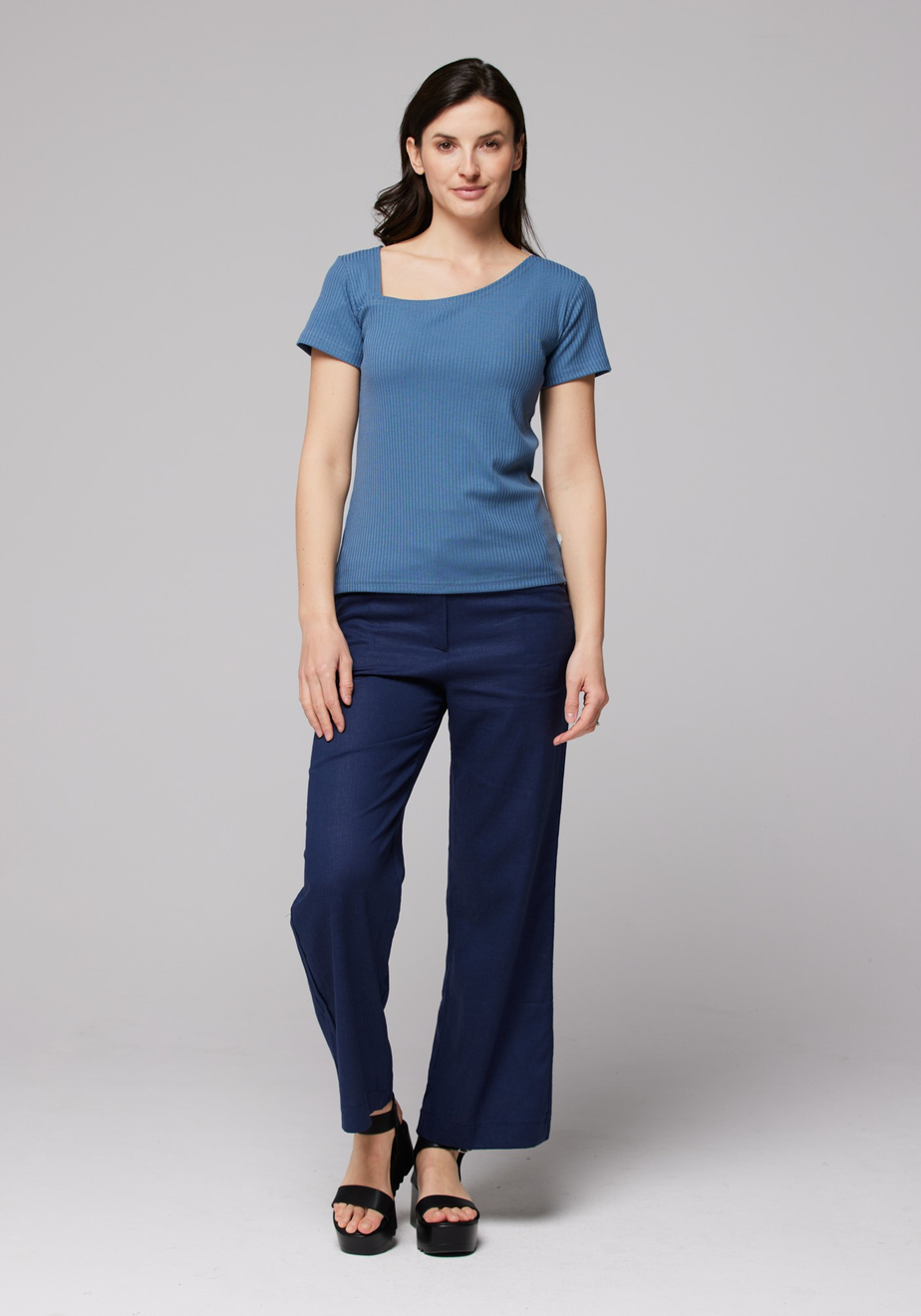 Niebieska prosta bluzka z asymetrycznym dekoltem 3076