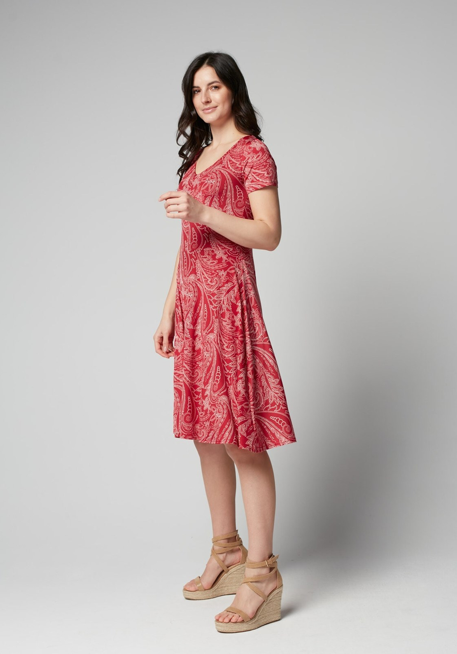 Czerwona sukienka w florystyczny wzór 1546