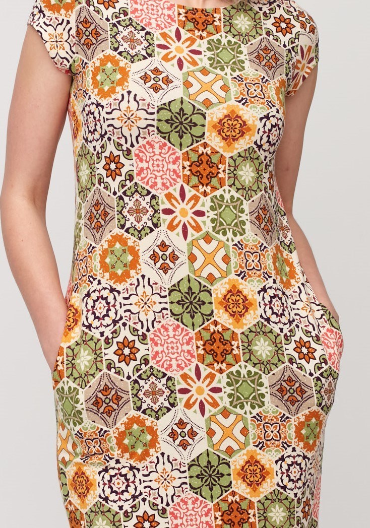 Dopasowana sukienka w kolorowy wzór 1585