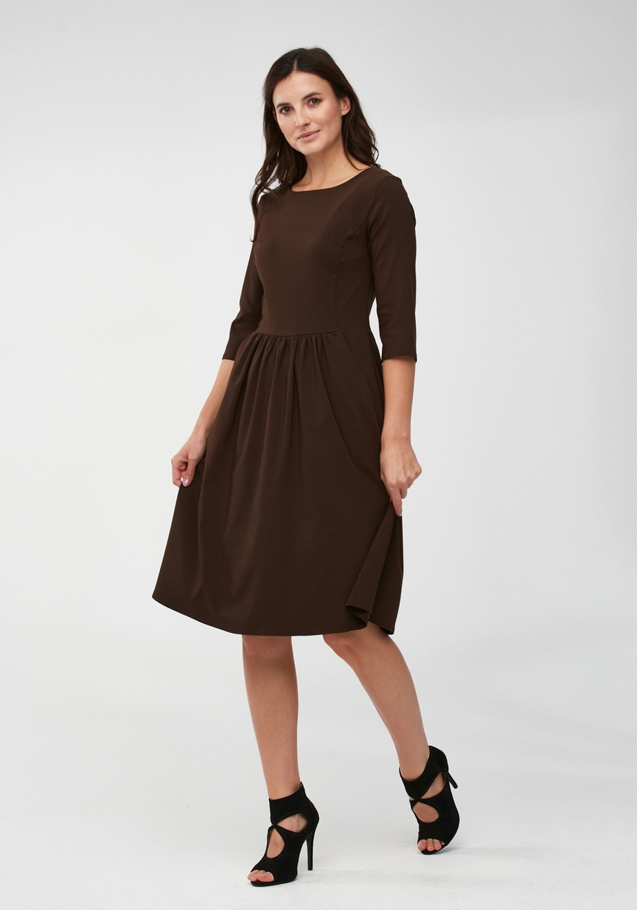 Odcinana brązowa sukienka 1772