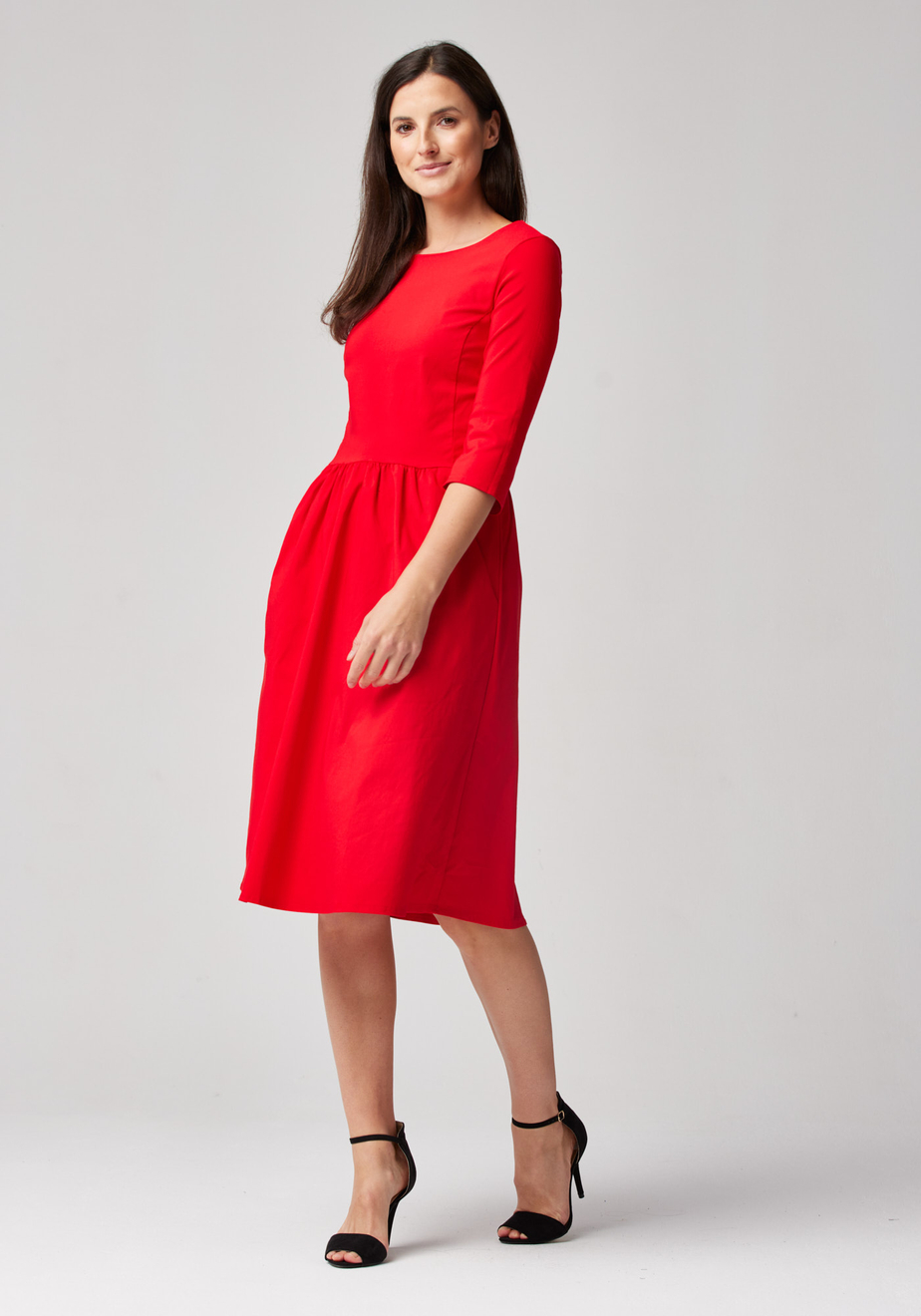 Elegancka, czerowna sukienka z kieszeniami 1762