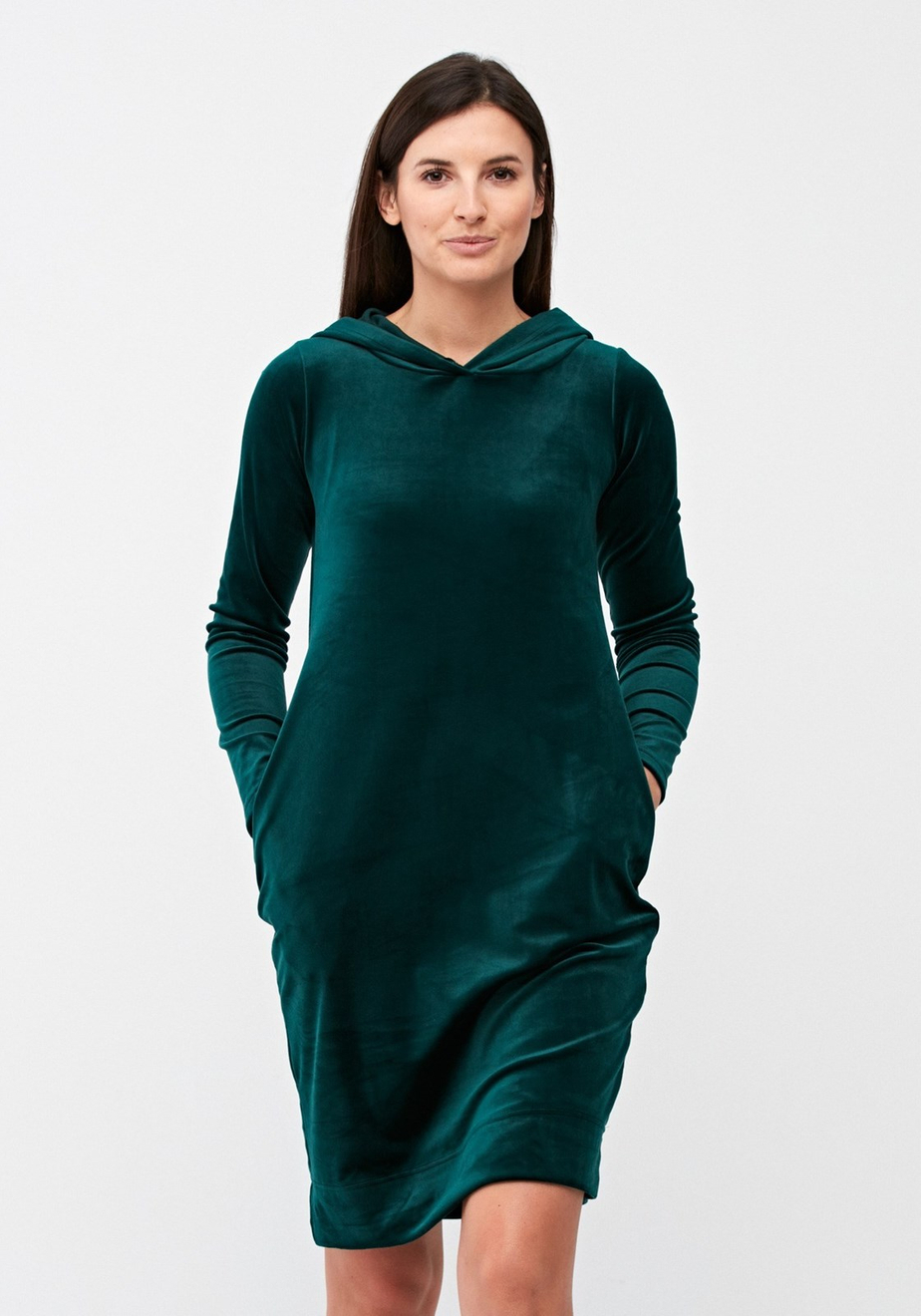 Welurowa sukienka z kapturem 1883