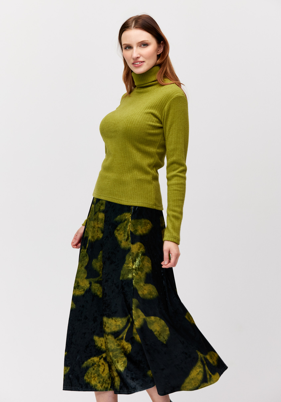 Zielony prążkowany golfik 8950