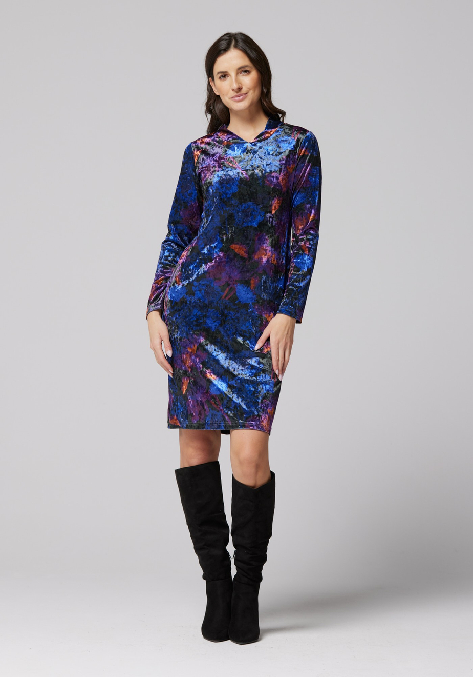 Dopasowana kolorowa sukienka z weluru 1884