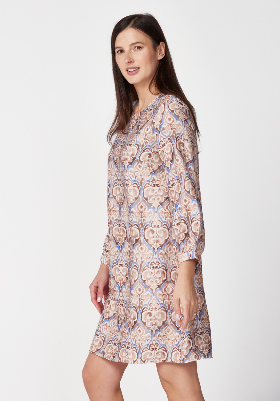 Jasna sukienka w pastelowe ornamenty 1614