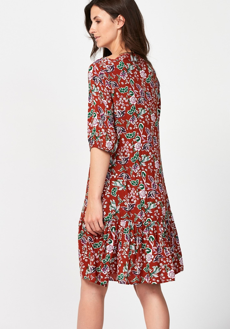 Brązowa sukienka z falbaną 1611