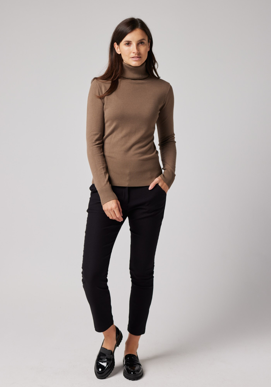 Dopasowany brązowy golf 8714