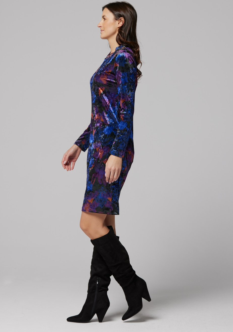 Dopasowana kolorowa sukienka z weluru 1884