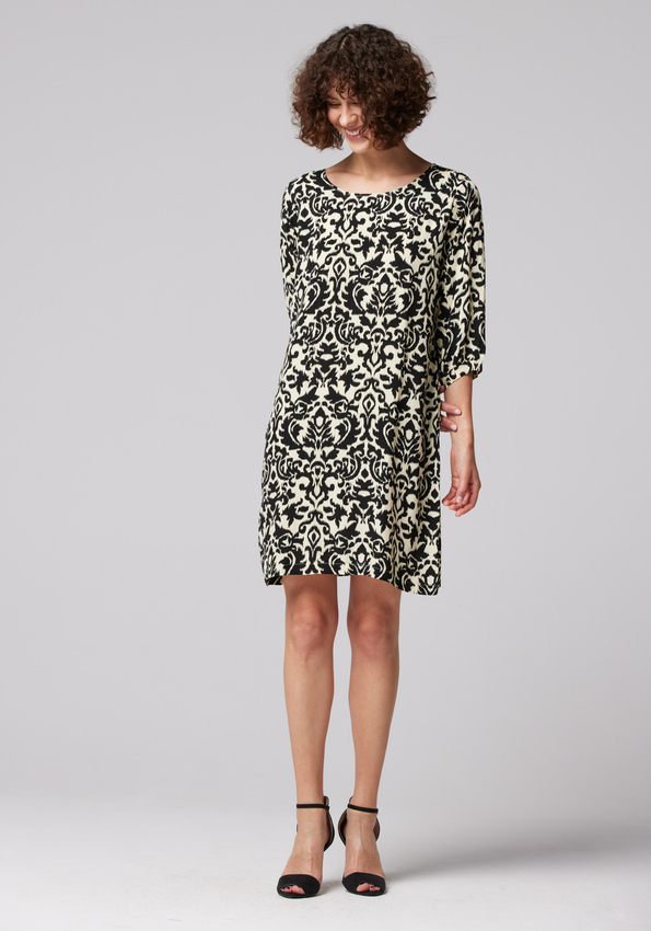 Prosta sukienka w czarne ornamenty 1116