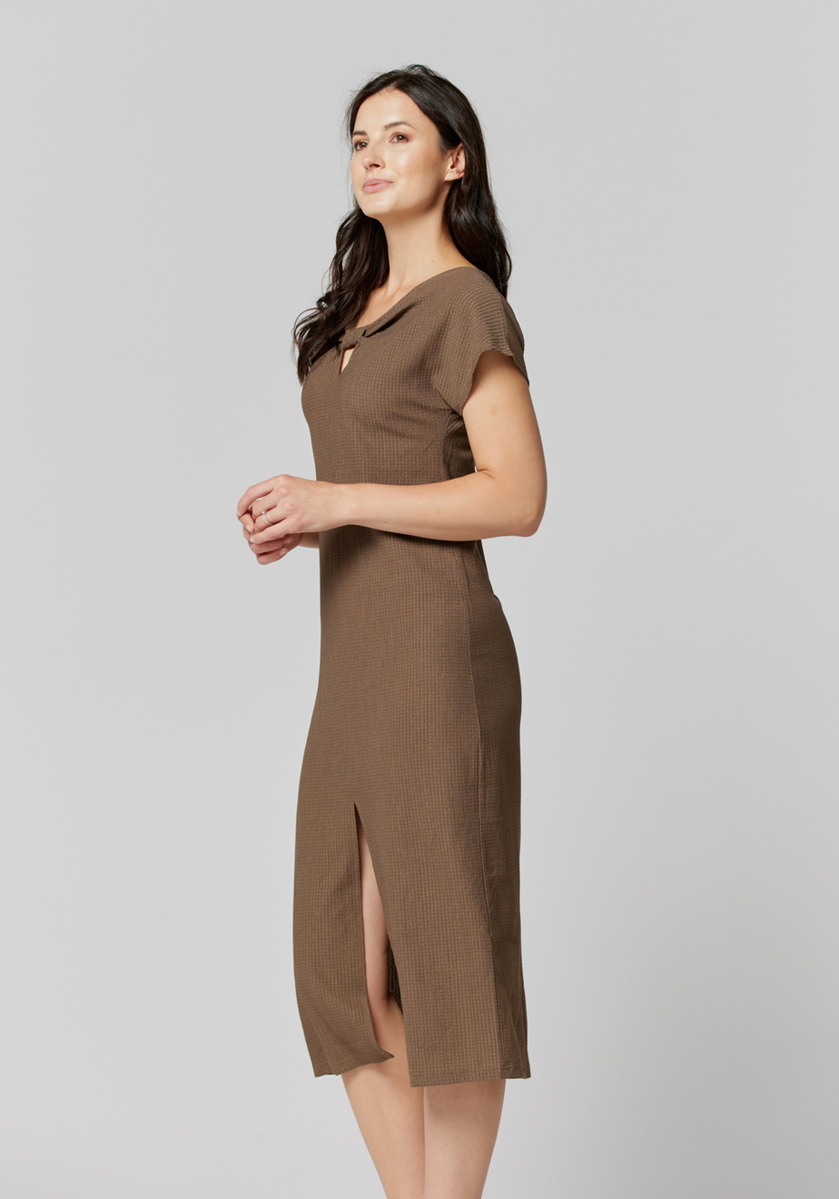 Dopasowana sukienka z rozcięciem fango 1425